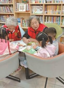 西安市雁塔区杜城街道书香林苑社区： 有这样一群“共享奶奶”